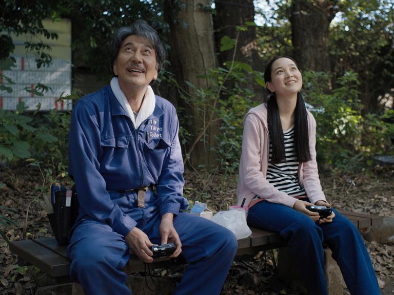 Koji Yakusho (l.) und Arisa Nakano in einer Szene aus Wim Wenders' "Perfect Days." 