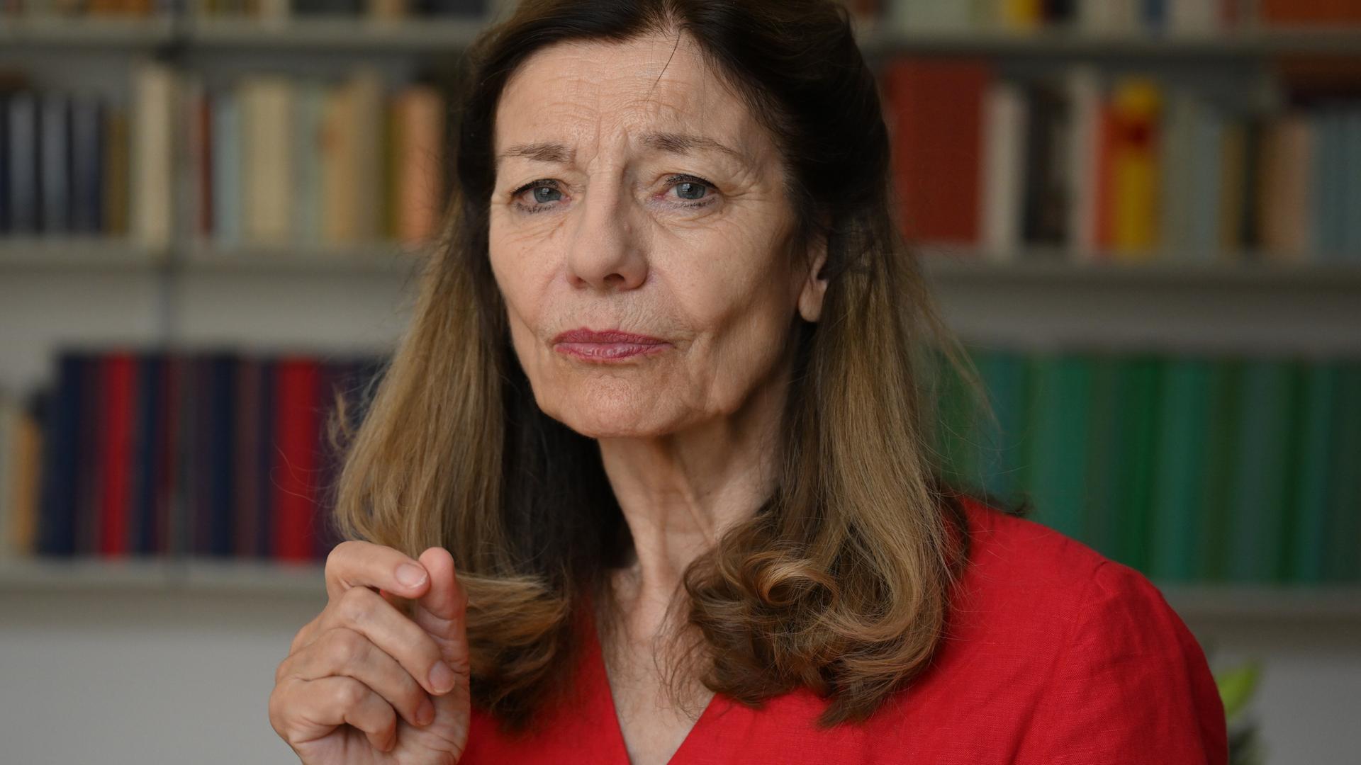 Ursula Krechel vor dem Bücherregal in ihrer Wohnung Ursula Krechel vor dem Bücherregal in ihrer Wohnung