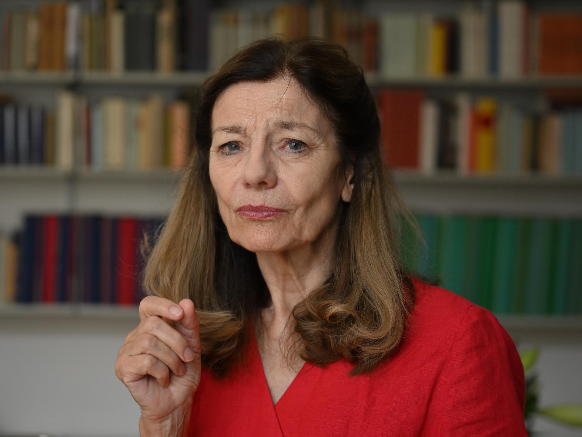 Ursula Krechel vor dem Bücherregal in ihrer Wohnung