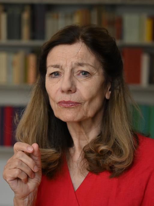 Ursula Krechel vor dem Bücherregal in ihrer Wohnung
