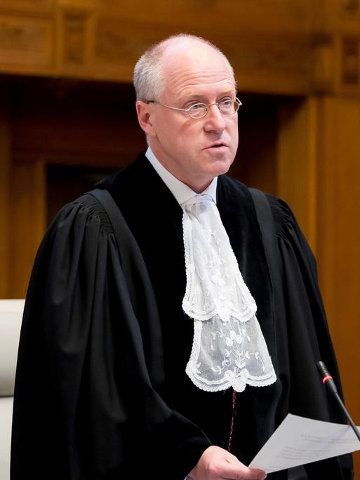 Porträt des Völkerrechtlers Claus Kreß im Saal des Internationalen Strafgerichtshofs in Den Haag, 2019.