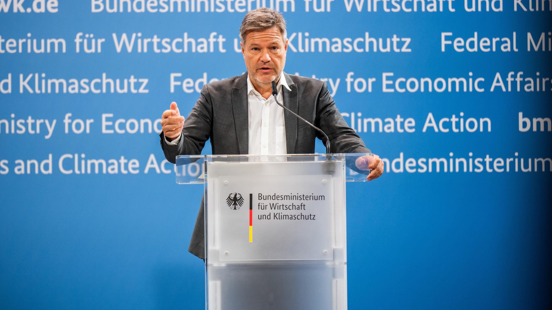 Berlin: Robert Habeck (Bündnis 90/Die Grünen), Bundesminister für Wirtschaft und Klimaschutz, spricht bei einem Pressestatement zur Modernisierungsagenda.