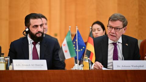 Johann Wadephul (CDU, r), Außenminister, spricht zu Beginn des Wirtschafts-Roundtables neben Ahmed al-Scharaa, Präsident der syrischen Übergangsregierung. 