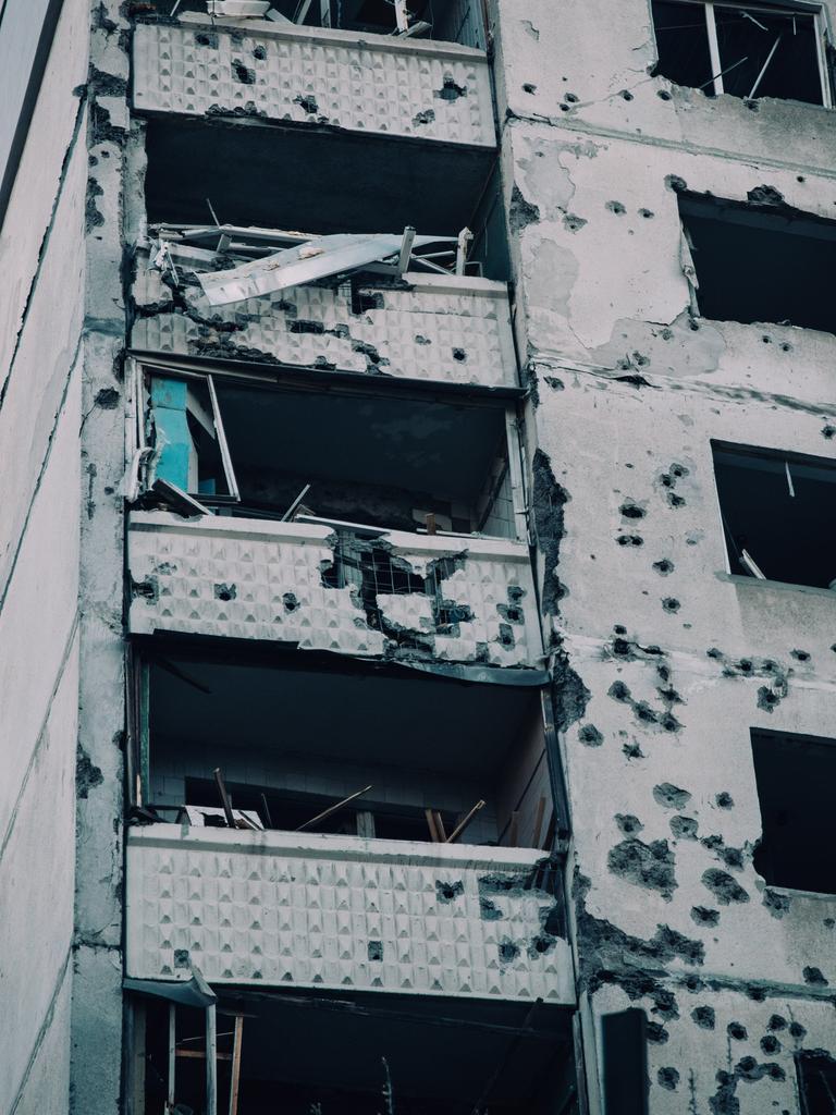 Beschädigte Fassade eines getroffenen Wohnkomplexes mit Schule und Kindergarten nach einem Luftangriff auf Charkiw in der Ukraine