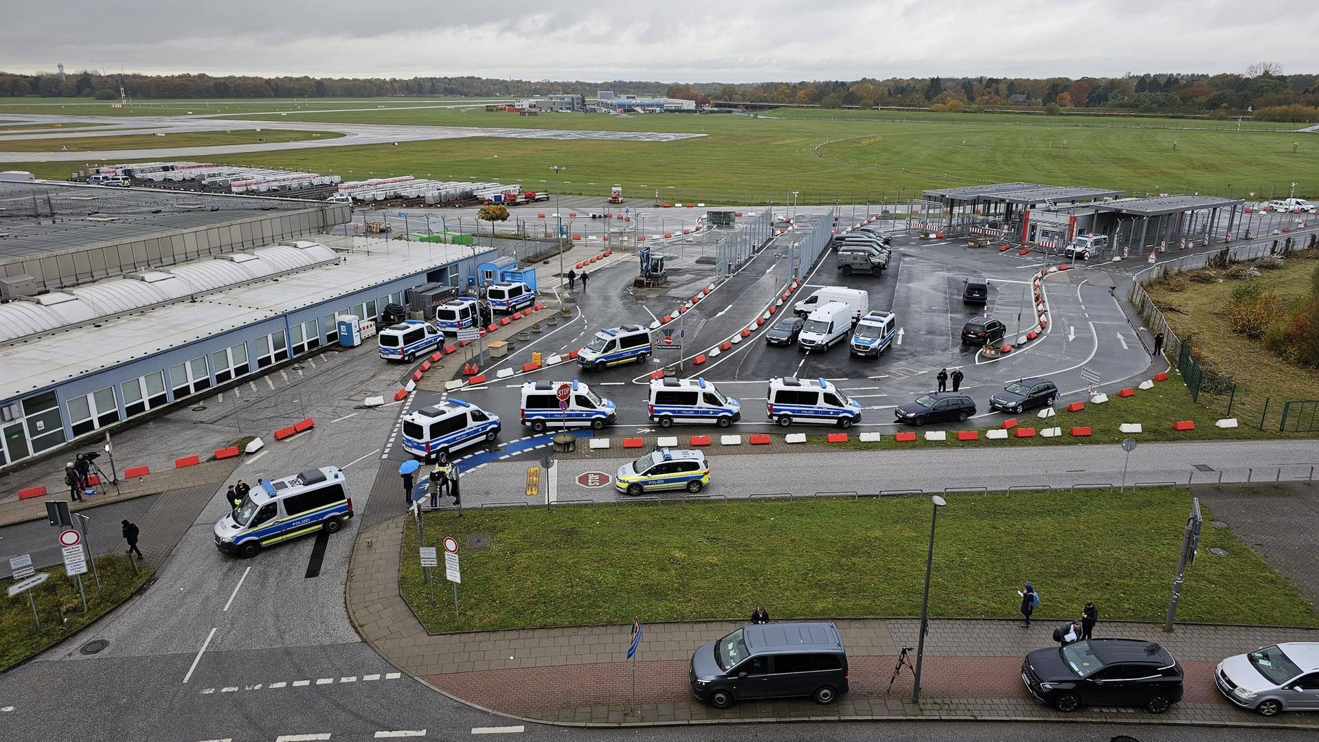 Viele Polizeiautos stehen um das Gelände des Hamburger Flughafens verteilt, nachdem ein Mann mit einem Auto in den Sicherheitsbereich gerast ist.