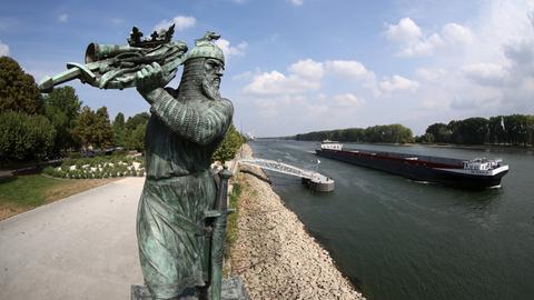 Auf dem Bild ist eine Statue eines Ritters zu sehen, die an einem Fluss steht. 