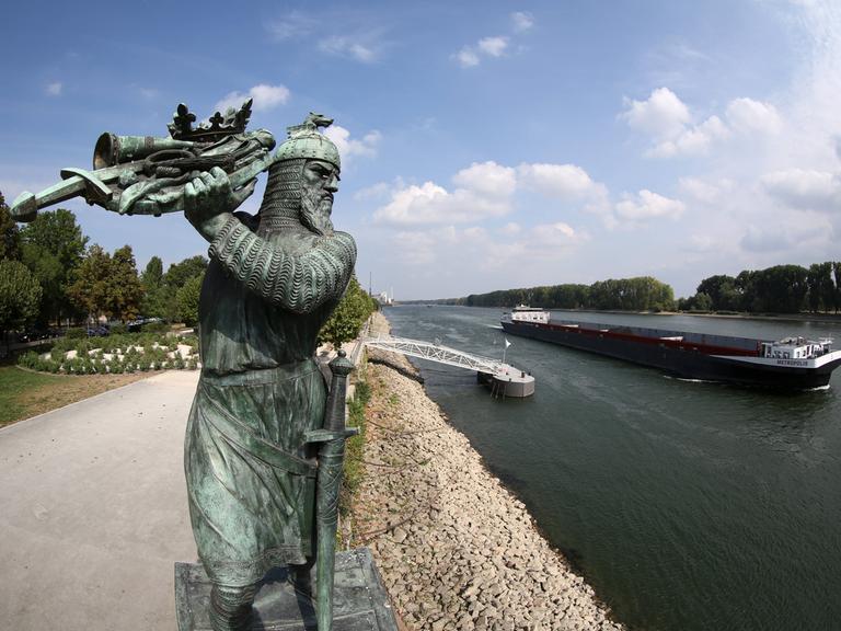 Auf dem Bild ist eine Statue eines Ritters zu sehen, die an einem Fluss steht. 