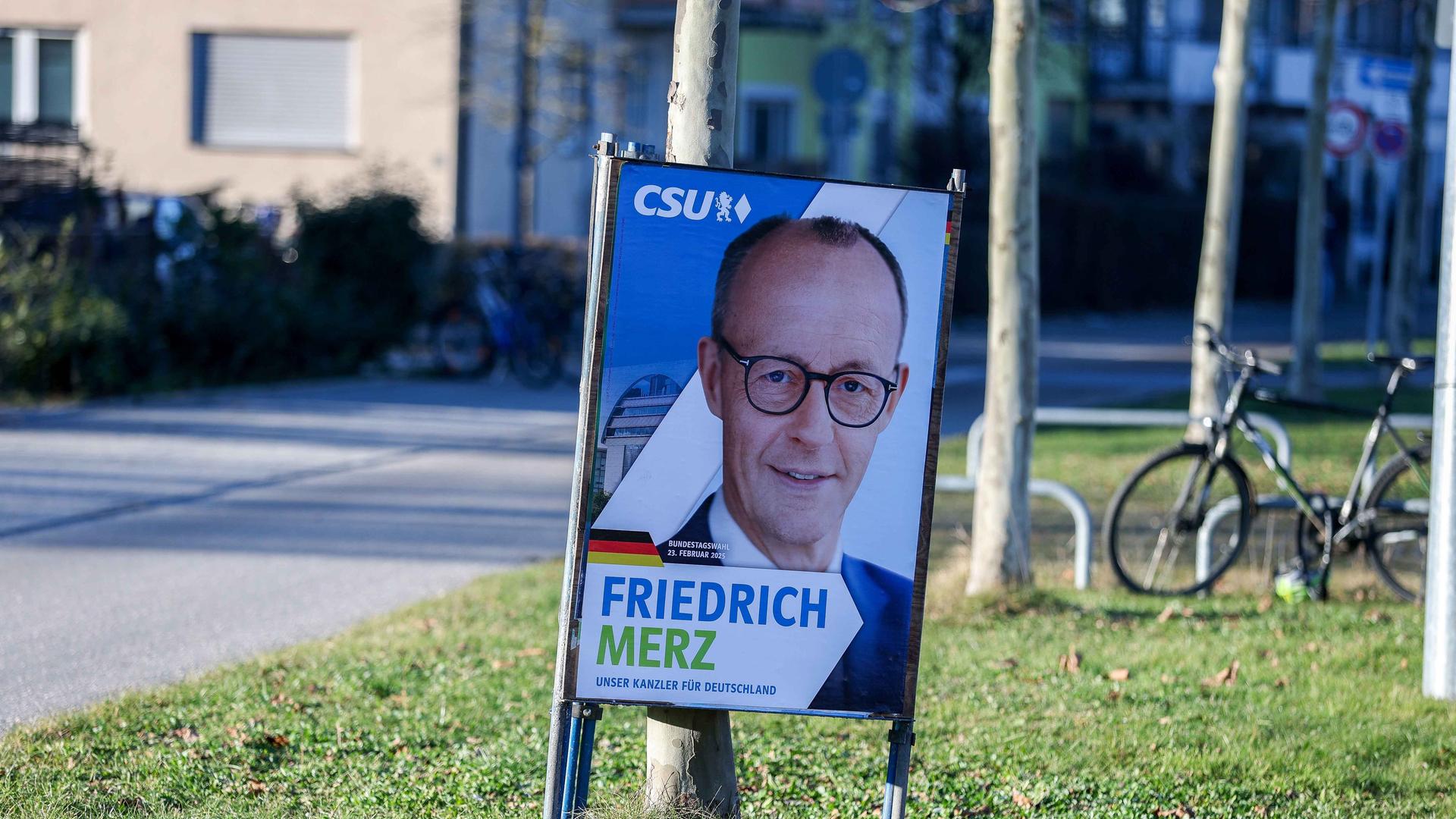 Wahlplakat zur Bundestagswahl 2025 in München: Ein Wahlplakat der CSU (Christlich-Soziale Union in Bayern) zeigt Friedrich Merz.