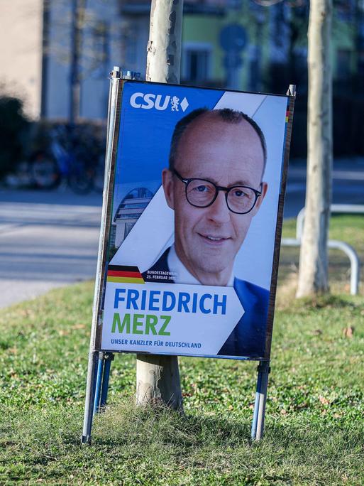 Wahlplakat zur Bundestagswahl 2025 in München: Ein Wahlplakat der CSU (Christlich-Soziale Union in Bayern) zeigt Friedrich Merz.