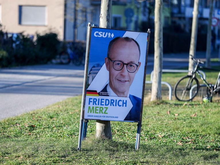 Wahlplakat zur Bundestagswahl 2025 in München: Ein Wahlplakat der CSU (Christlich-Soziale Union in Bayern) zeigt Friedrich Merz.