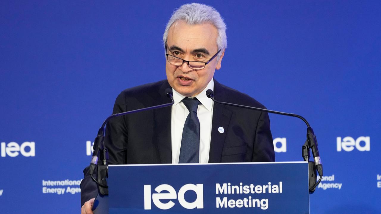 IEA-Direktor Fatih Birol spricht in ein Mikrofon. Er trägt einen dunklen Anzug, ein weißes Hemd und eine Krawatte. IEA-Direktor Fatih Birol spricht in ein Mikrofon. Er trägt einen dunklen Anzug, ein weißes Hemd und eine Krawatte.