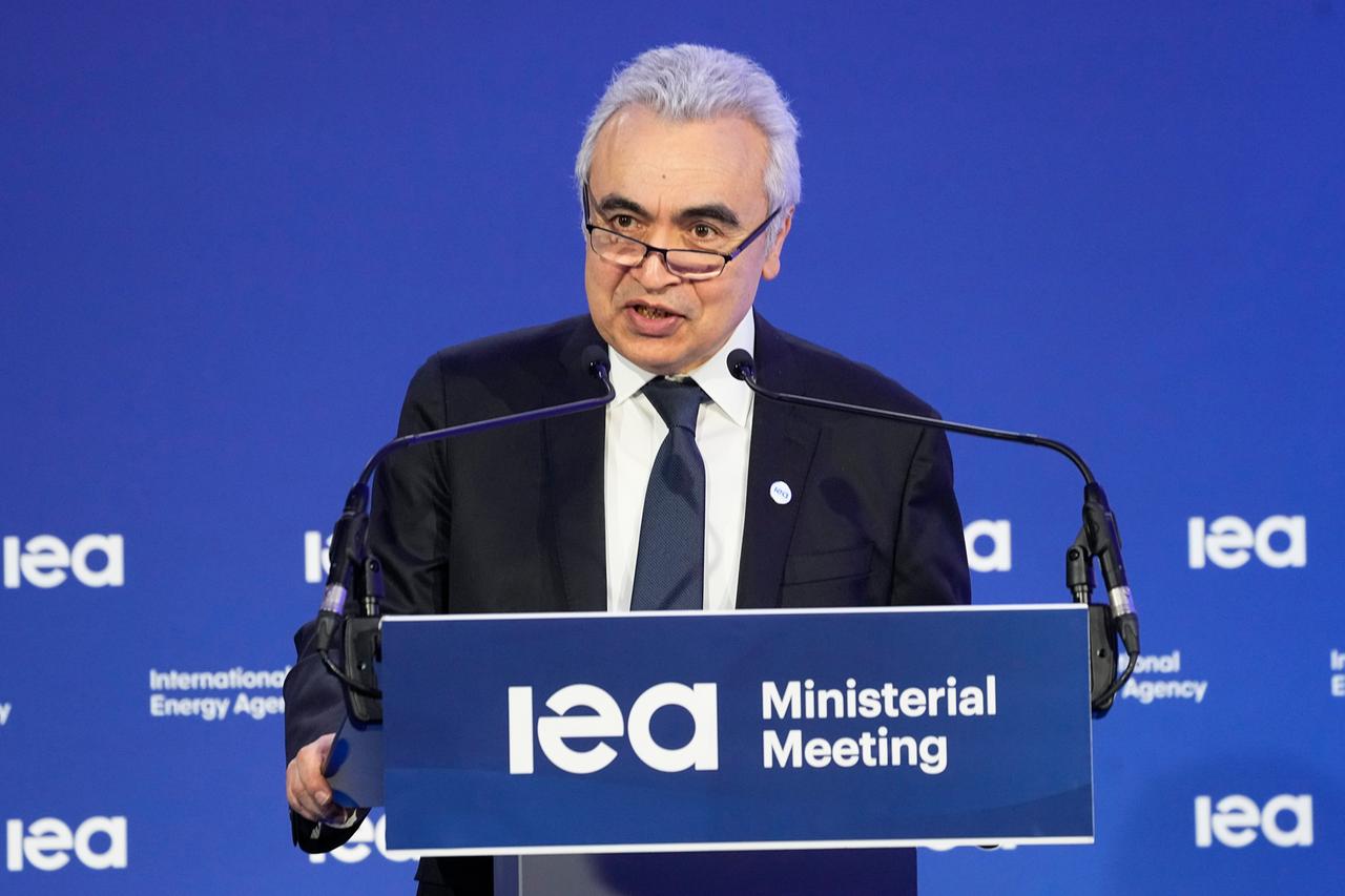 IEA-Direktor Fatih Birol spricht in ein Mikrofon. Er trägt einen dunklen Anzug, ein weißes Hemd und eine Krawatte.