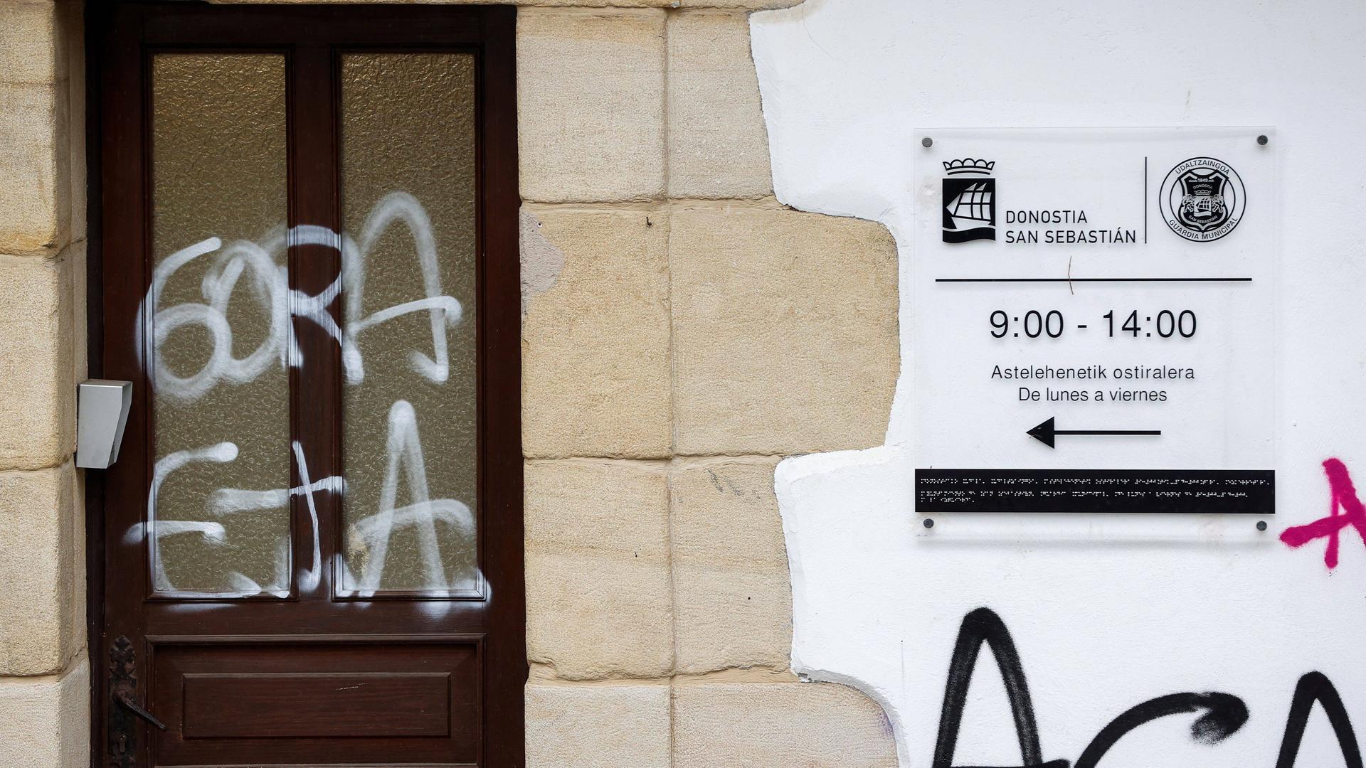 Graffiti "Gora ETA" ("Lang lebe ETA" auf baskisch) auf einer Tür eines Büros des Rathauses in Altza