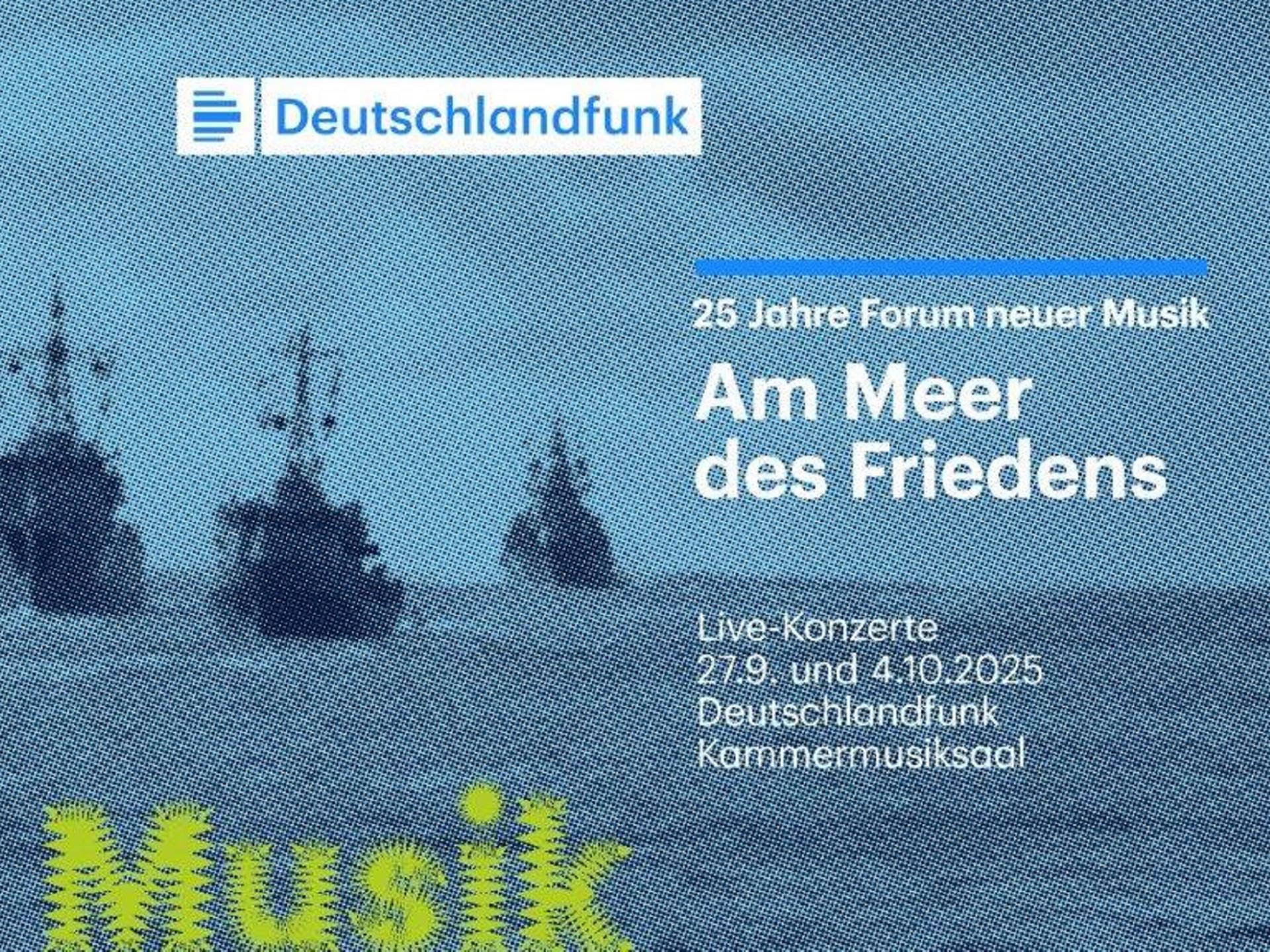 Blick auf drei Kriegsschiffe mit Schriftzügen zum Forum neuer Musik 2025.