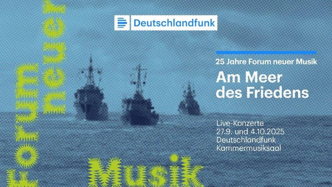 Blick auf drei Kriegsschiffe mit Schriftzügen zum Forum neuer Musik 2025.