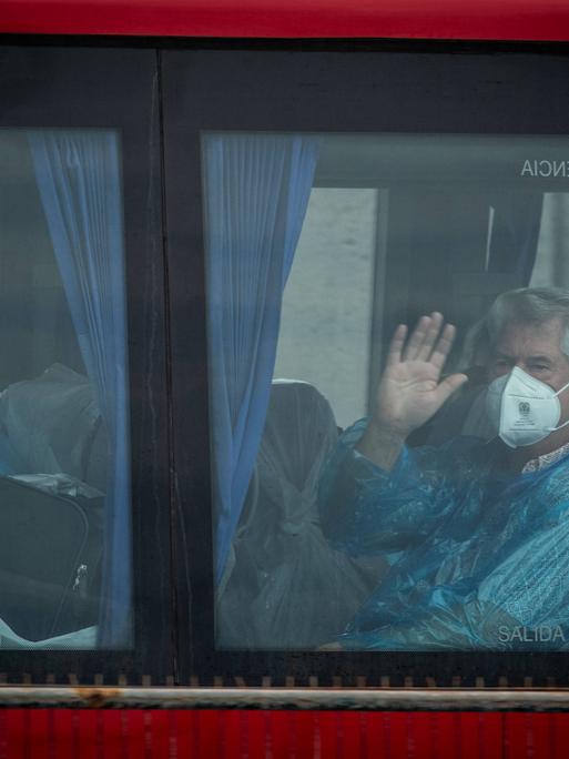 Britische Passagiere werden auf Teneriffa von dem Kreuzfahrtschiff "Hondius" evakuiert. Britische Passagiere werden auf Teneriffa von dem Kreuzfahrtschiff "Hondius" evakuiert.