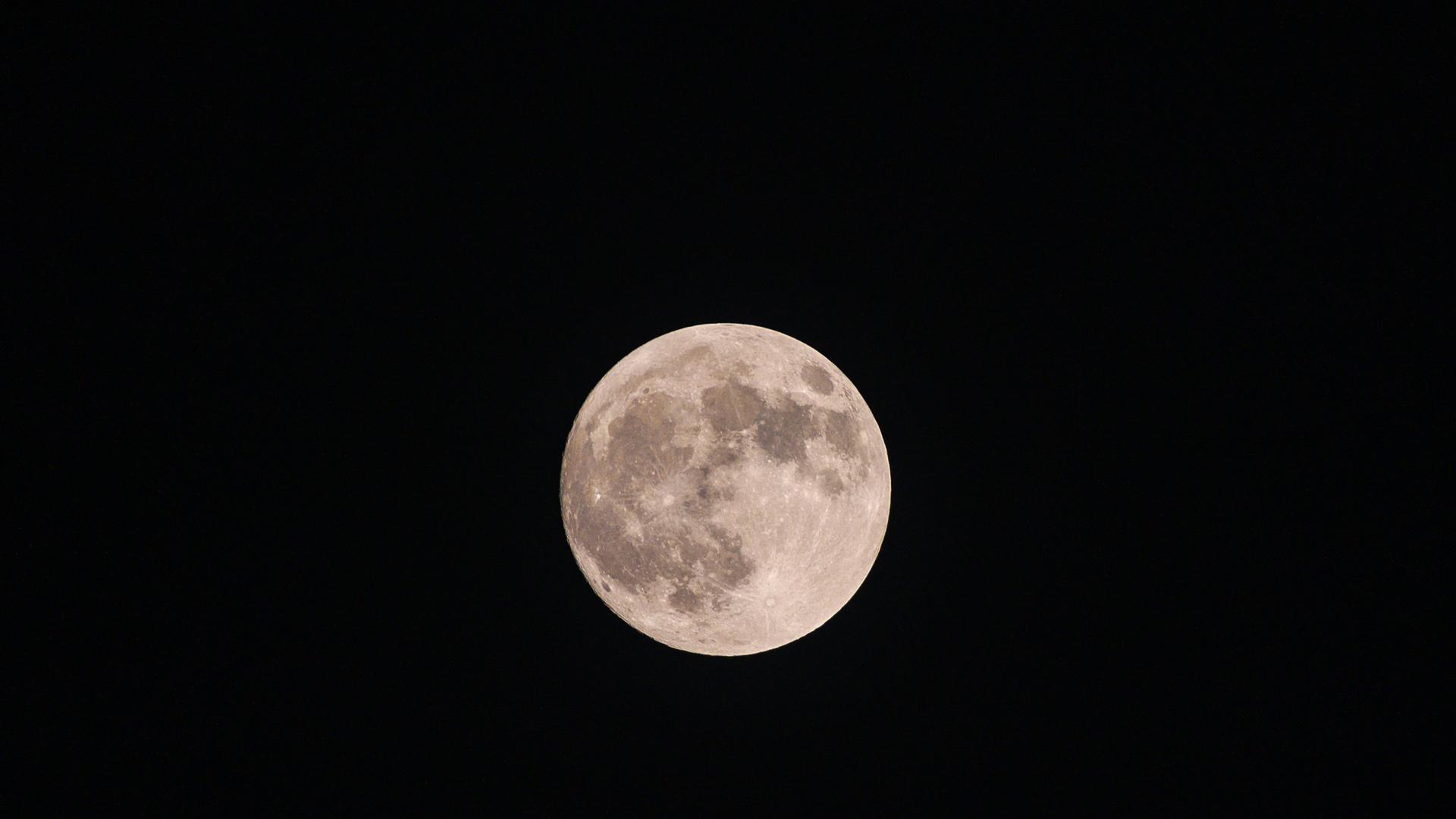 Blick auf den Vollmond von der Erde aus