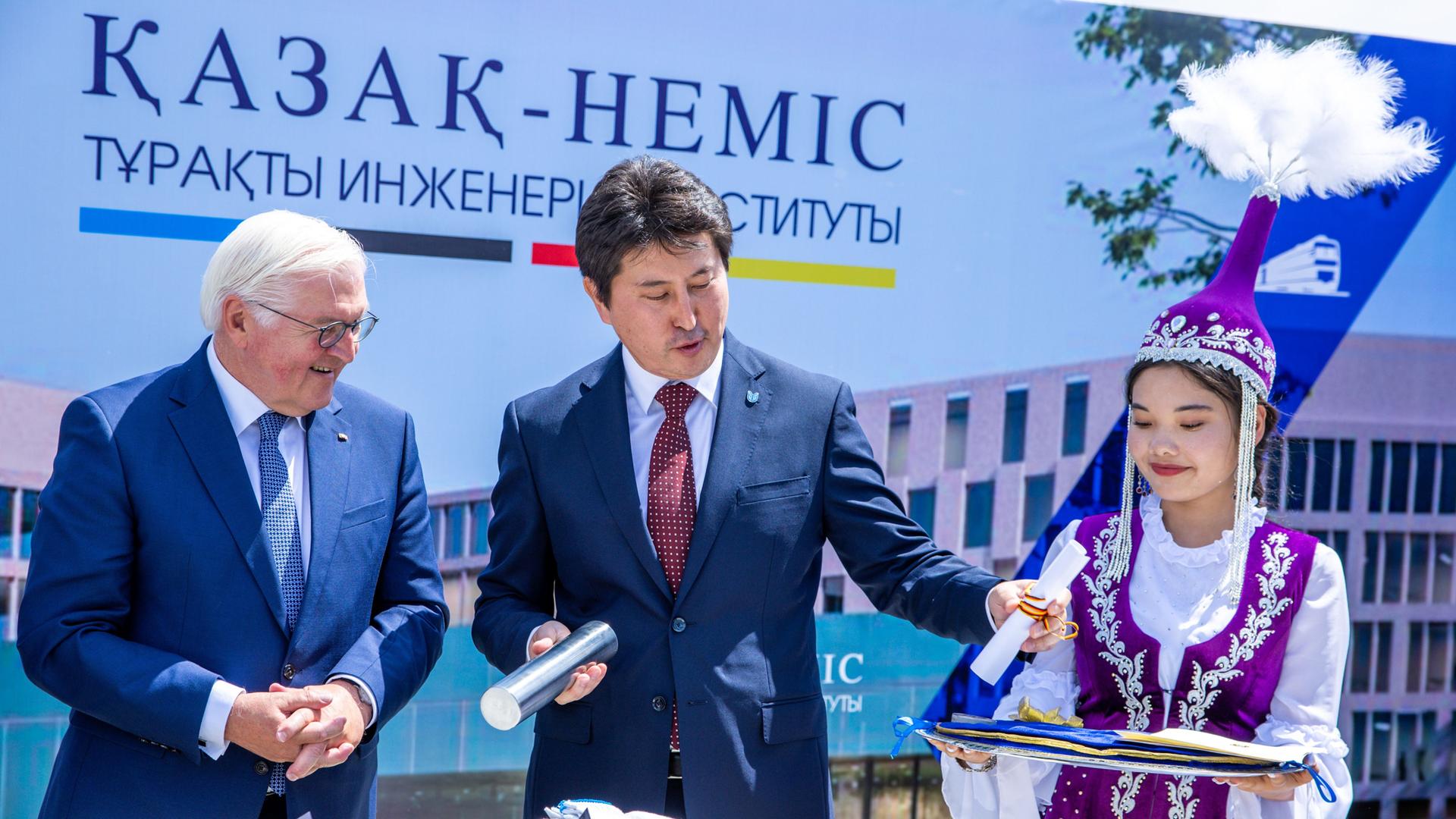 Bundespräsident Frank-Walter Steinmeier (l) legt mit Berik Ahmetov (M), Präsidenten der Staatlichen Kaspischen Shakhmardan-Yessenov- Universität für Technologie und Ingenieurwesen, den Grundstein für das Deutsche Institut für nachhaltige Ingenieurwissenschaften. Bundespräsident Frank-Walter Steinmeier (l) legt mit Berik Ahmetov (M), Präsidenten der Staatlichen Kaspischen Shakhmardan-Yessenov- Universität für Technologie und Ingenieurwesen, den Grundstein für das Deutsche Institut für nachhaltige Ingenieurwissenschaften.