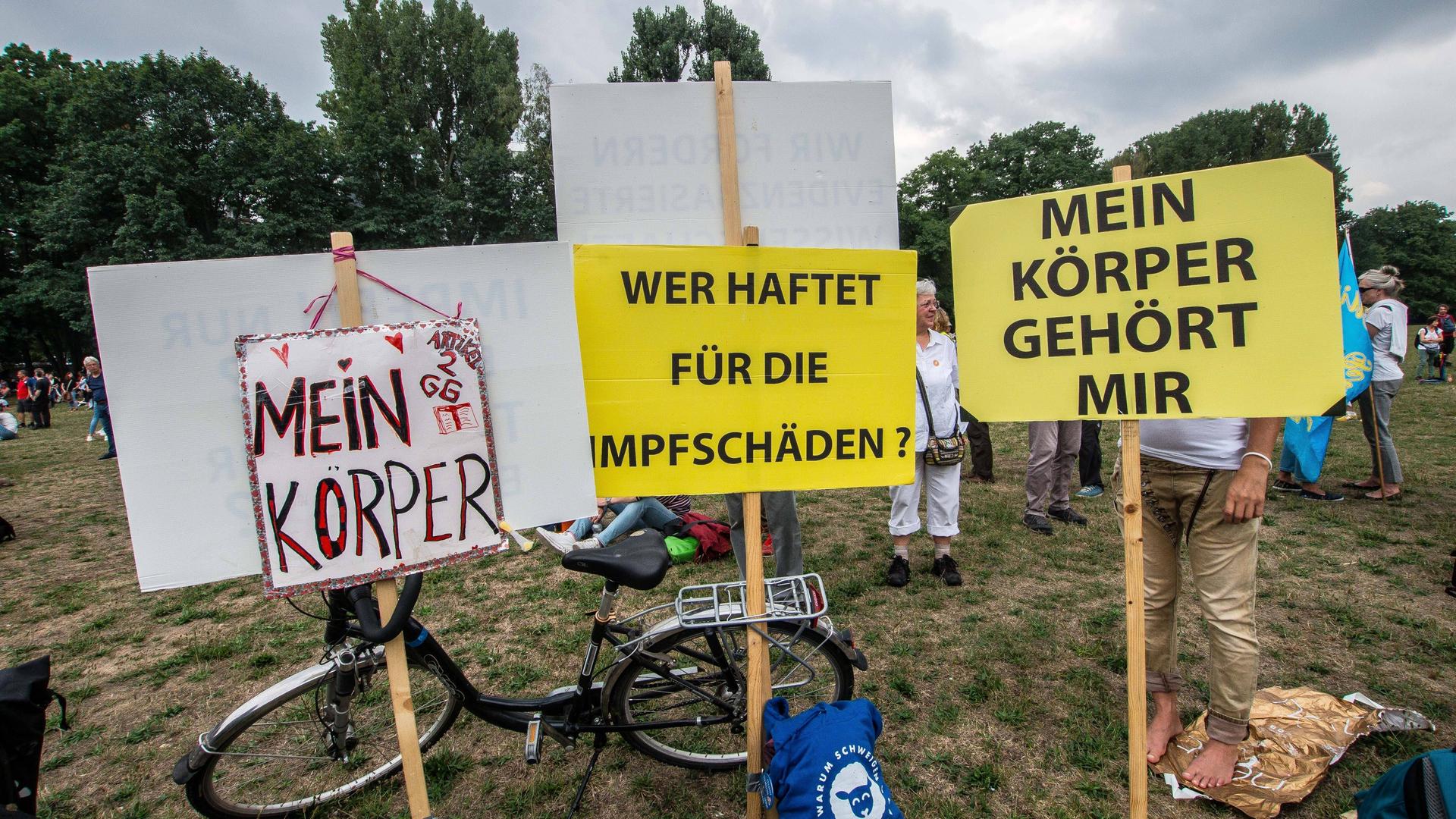 Plakate auf einer Kundgebung 2022 von Reichsbürgern, Corona-Leugnern, Impfgegnern und anderen in Nürnberg 