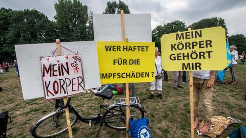 Plakate auf einer Kundgebung 2022 von Reichsbürgern, Corona-Leugnern, Impfgegnern und anderen in Nürnberg 