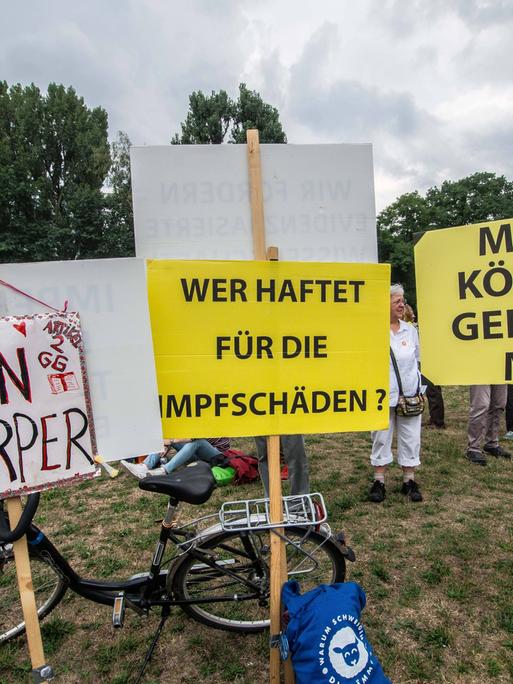 Plakate auf einer Kundgebung 2022 von Reichsbürgern, Corona-Leugnern, Impfgegnern und anderen in Nürnberg 