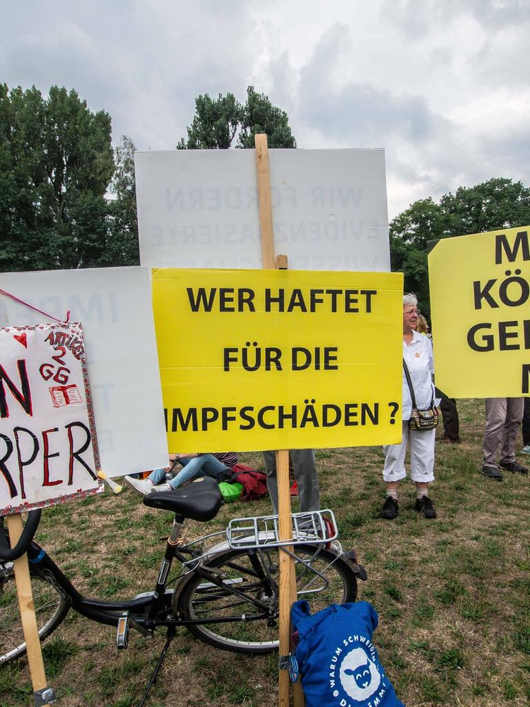 Plakate auf einer Kundgebung 2022 von Reichsbürgern, Corona-Leugnern, Impfgegnern und anderen in Nürnberg Plakate auf einer Kundgebung 2022 von Reichsbürgern, Corona-Leugnern, Impfgegnern und anderen in Nürnberg