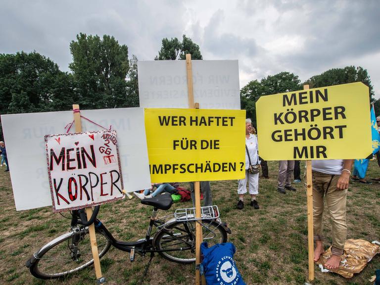 Plakate auf einer Kundgebung 2022 von Reichsbürgern, Corona-Leugnern, Impfgegnern und anderen in Nürnberg 