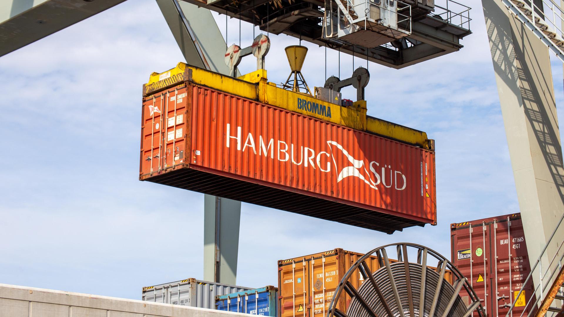 Ein Container mit der Aufschrift Hamburg-Süd wird im Hafen von Mannheim verladen.