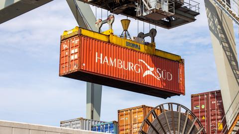 Ein Container mit der Aufschrift Hamburg-Süd wird im Hafen von Mannheim verladen.