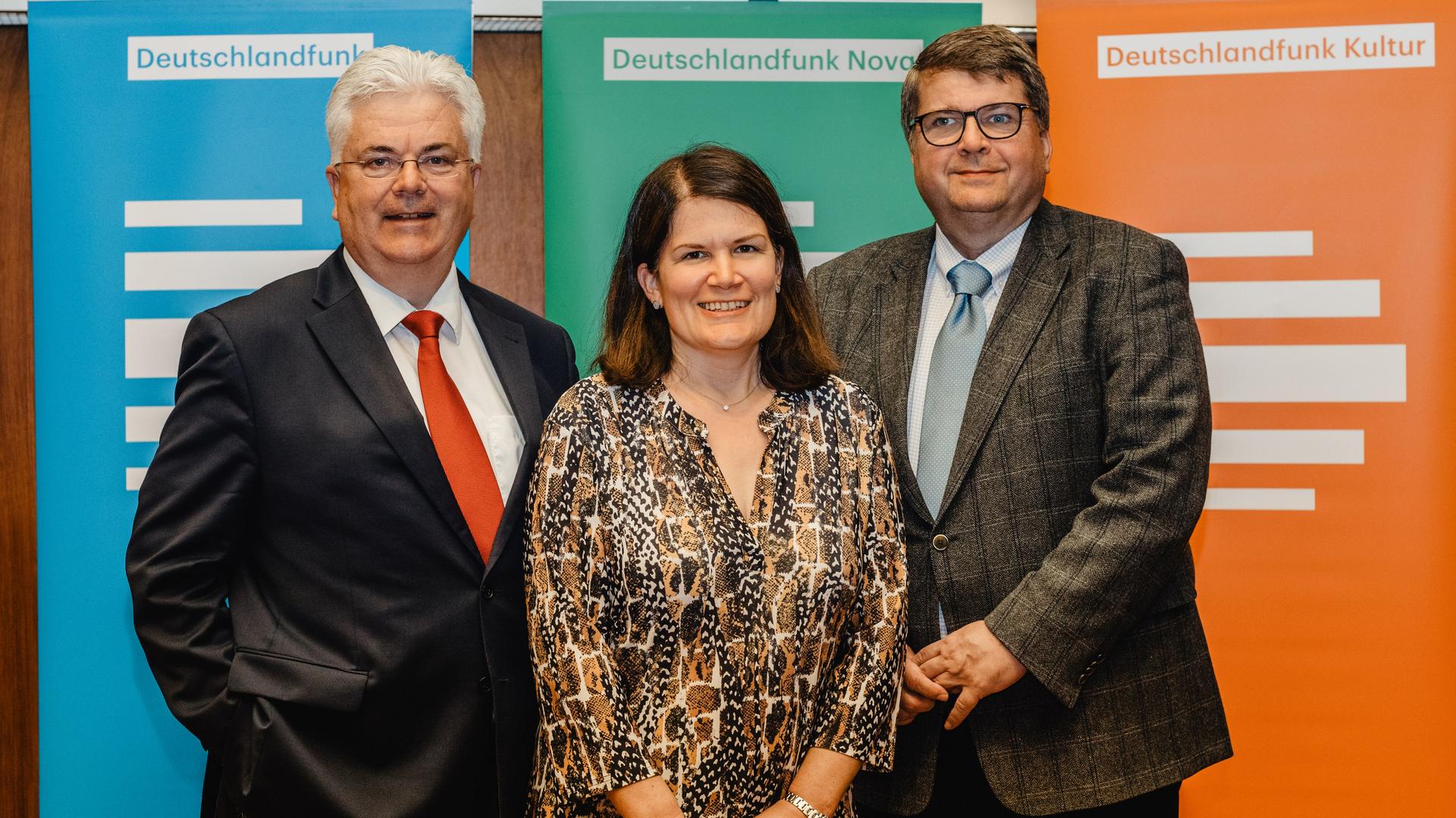 Gruppenbild des ehemaligen Vorsitzes des Deutschlandradio-Hörfunkrates (2019 - 2023): Frank Schildt, Katrin Hatzinger, Michael Deutscher.