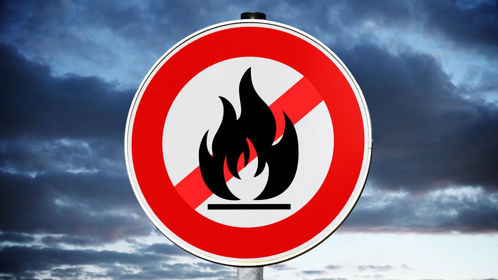 Schild mit durchgestrichener Gasflamme, Symbolfoto Gaskrise und Gasknappheit, Fotomontage
