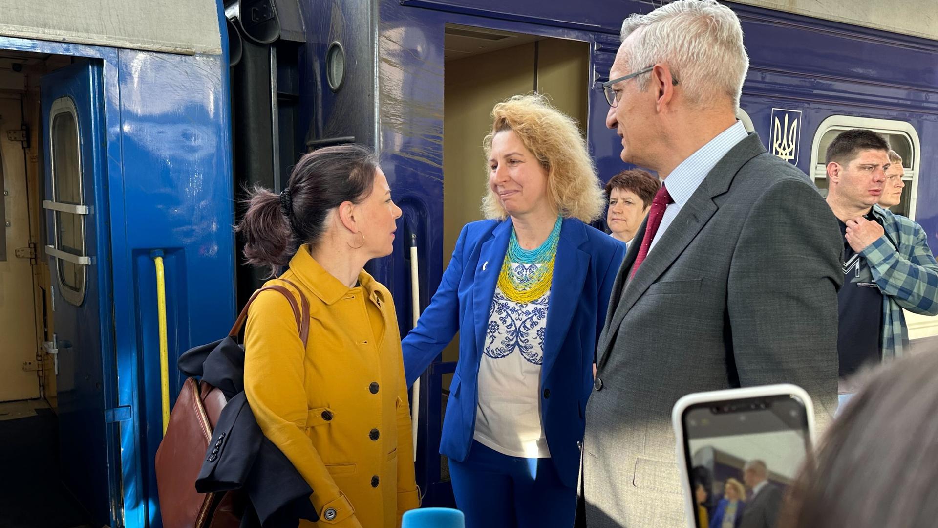 Kiew: Außenministerin Annalena Baerbock wird bei der Ankunft am Bahnhof Kiew vom deutschen Botschafter Martin Jäger und einer Vertreterin des ukrainischen Protokolls empfangen. 