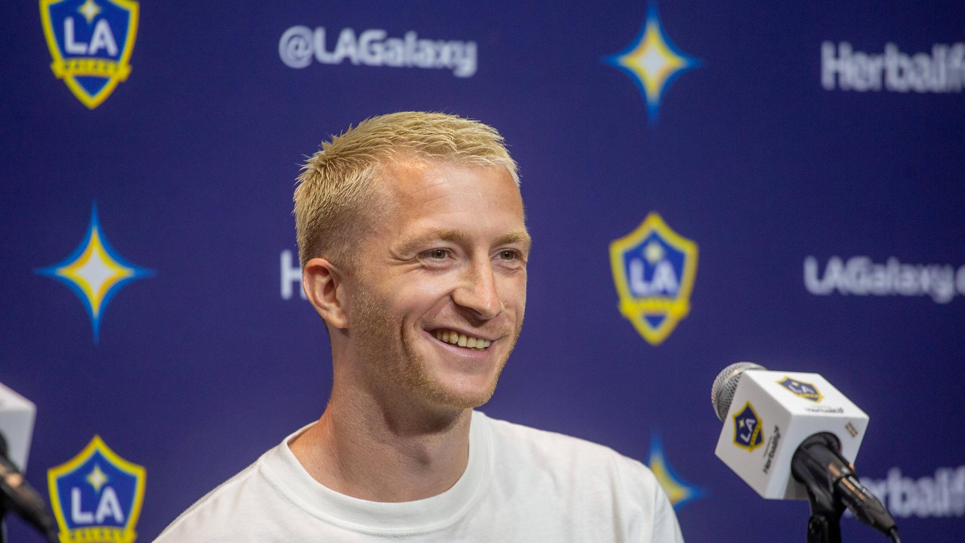 Fußballer Marco Reus auf der Pressekonferenz seines neuen Vereins in den USA, Los Angeles Galaxy.