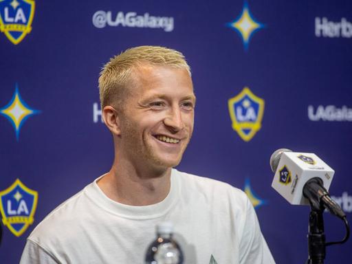 Fußballer Marco Reus auf der Pressekonferenz seines neuen Vereins in den USA, Los Angeles Galaxy.