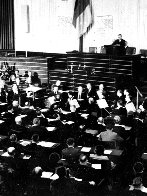 Blick in den Plenarsaal des Bundeshauses in Bonn während der konstituierenden Sitzung des Deutschen Bundestages am 07.09.1949. Am Rednerpult Alterspräsident Paul Loebe.