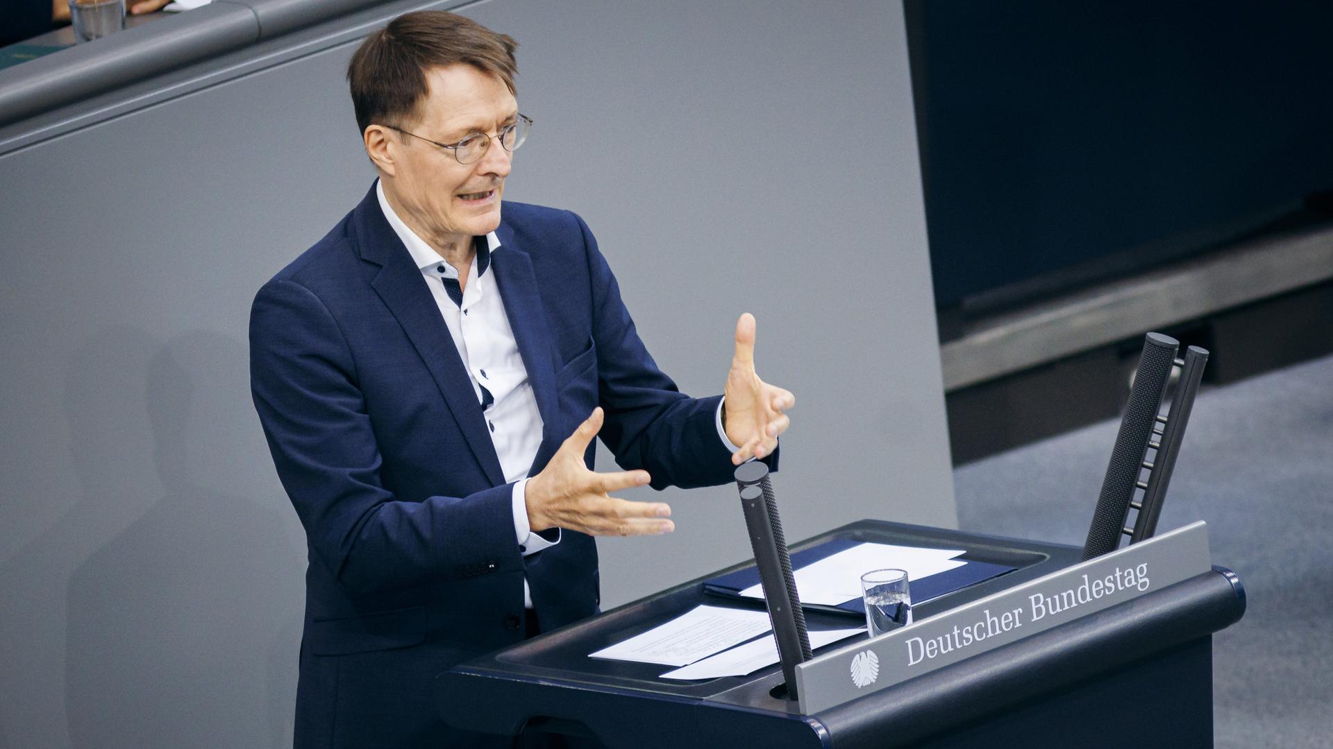 Karl Lauterbach (SPD), Bundesminister für Gesundheit, spricht im Deutschen Bundestag. 