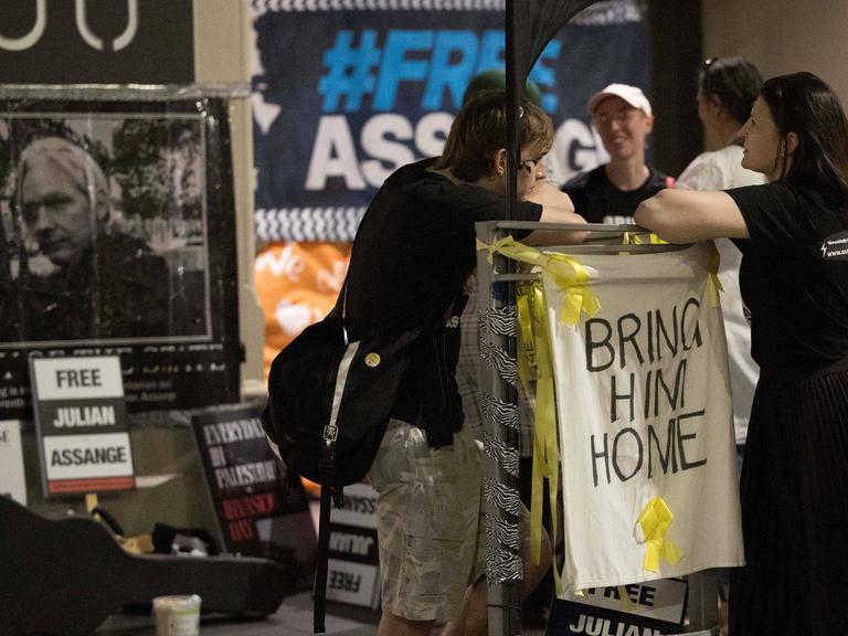 Demonstranten fordern die Rückkehr von Julian Assange nach Australien. Auf dem Schild steht "Bring ihn nach Hause". 