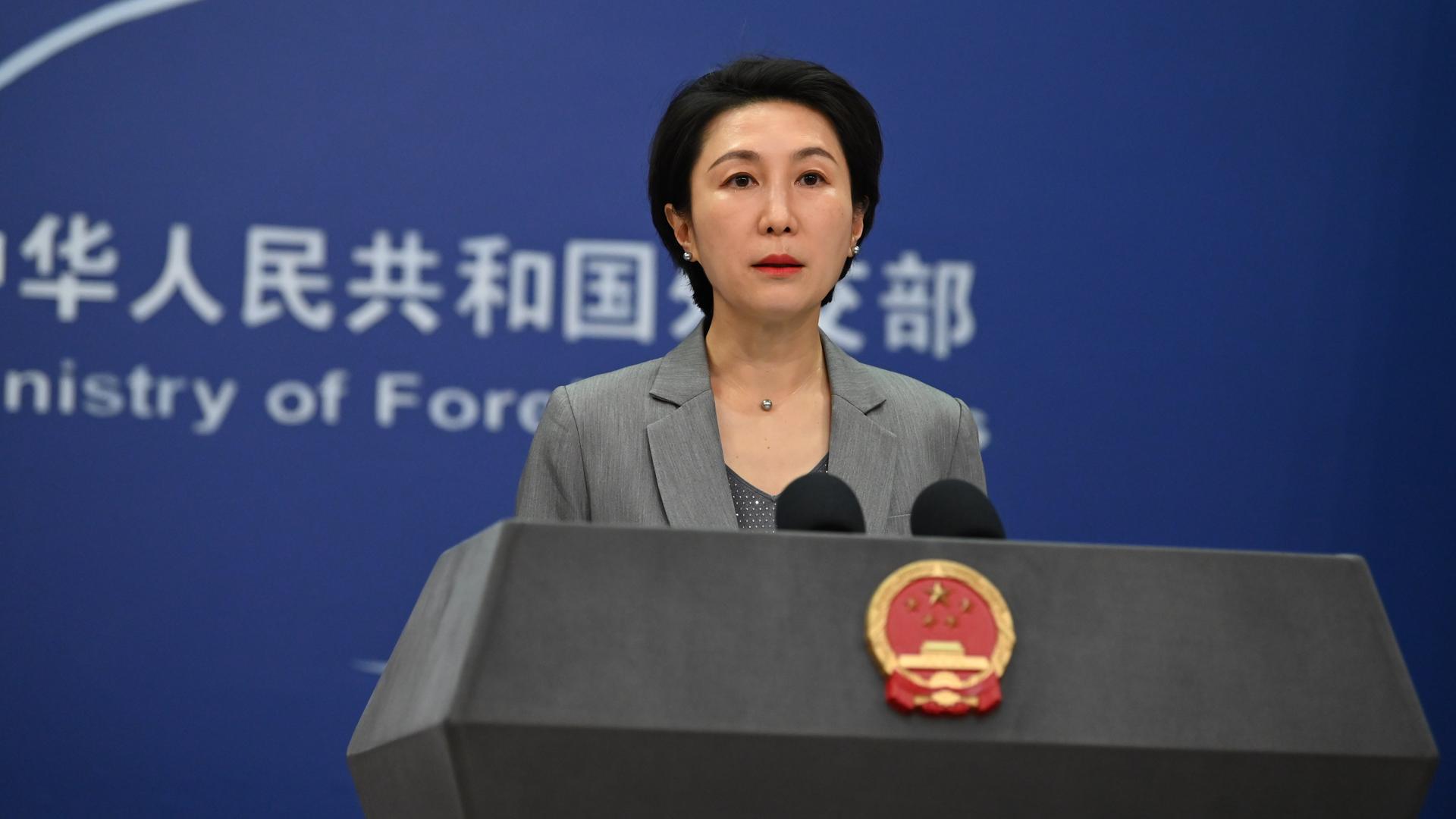 Peking: Die Sprecherin des chinesischen Außenministeriums, Mao Ning, spricht auf einer Pressekonferenz. Sie steht hinter einem Rednerpult. Peking: Die Sprecherin des chinesischen Außenministeriums, Mao Ning, spricht auf einer Pressekonferenz. Sie steht hinter einem Rednerpult.