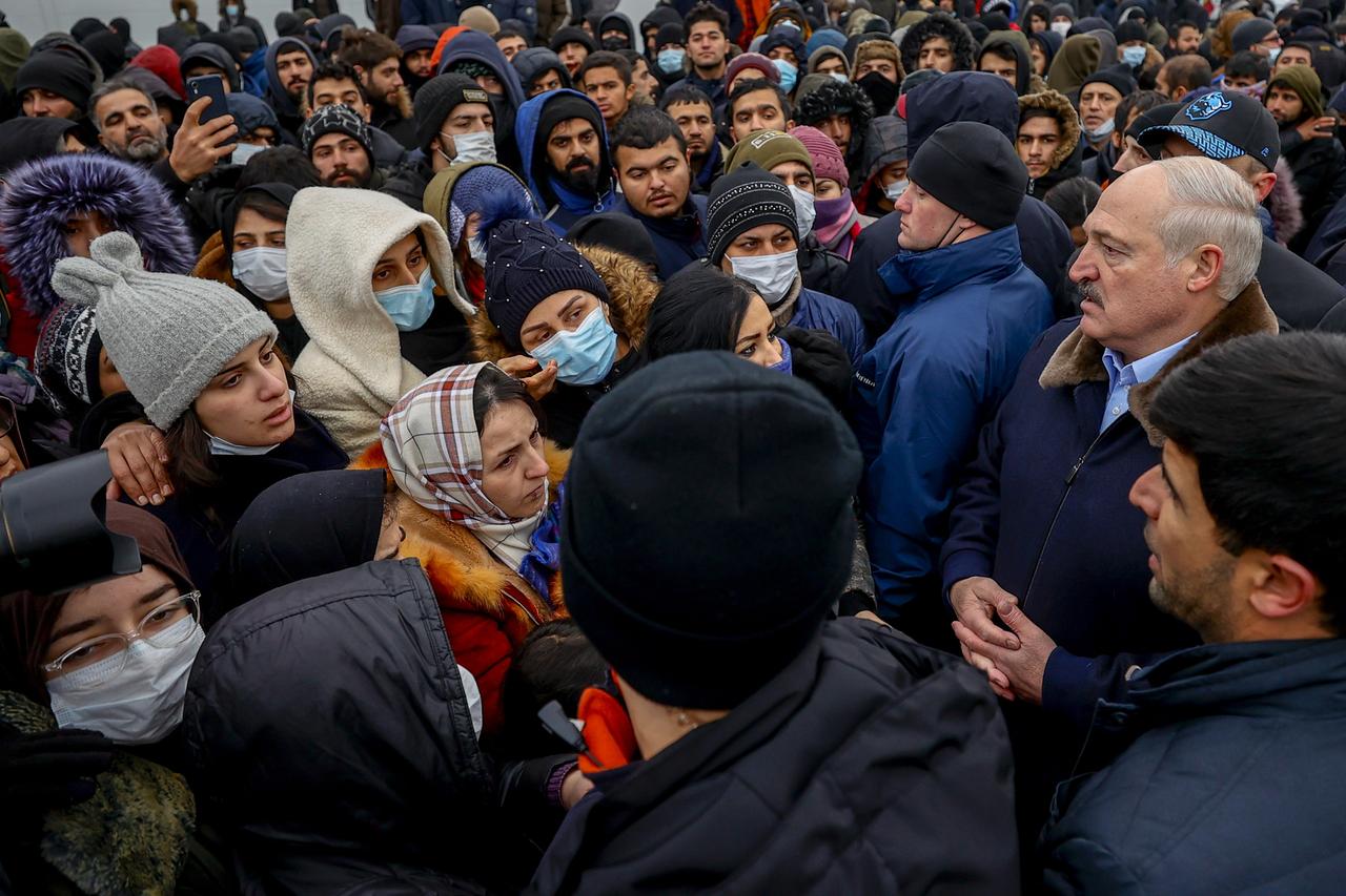 Der belarussische Präsident Lukaschenko hat am 26. November 2021 bei einem Besuch eines Flüchtlingslagers an der belarussisch-polnische Grenze an Deutschland appelliert, die Flüchtlinge aufzunehmen.
