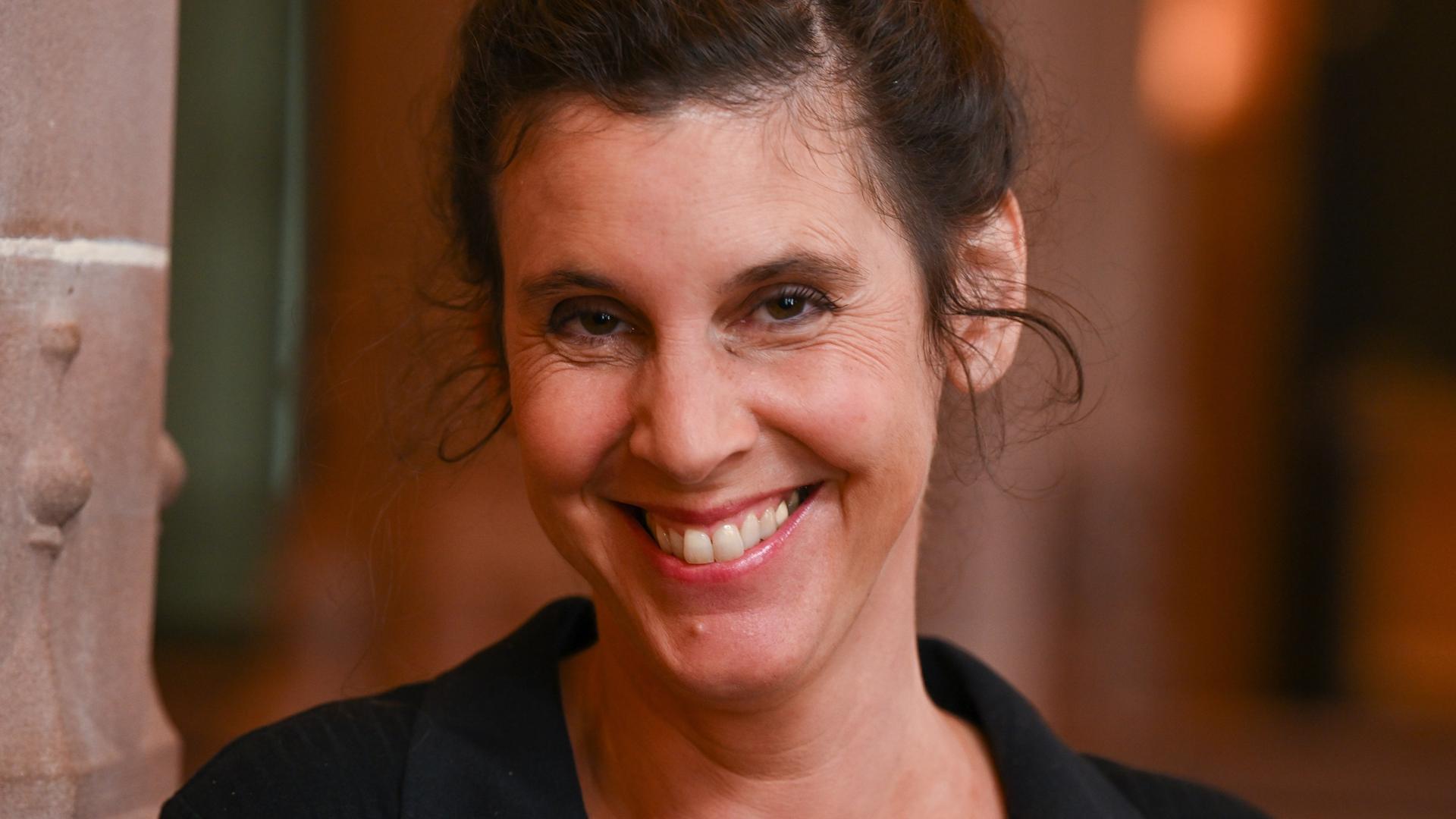 Die Autorin Daniela Dröscher lächelt freundlich in die Kamera.