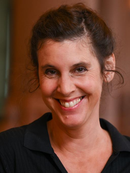 Die Autorin Daniela Dröscher lächelt freundlich in die Kamera.
