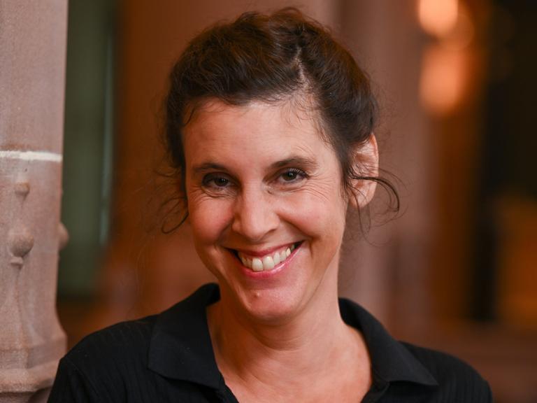 Die Autorin Daniela Dröscher lächelt freundlich in die Kamera.