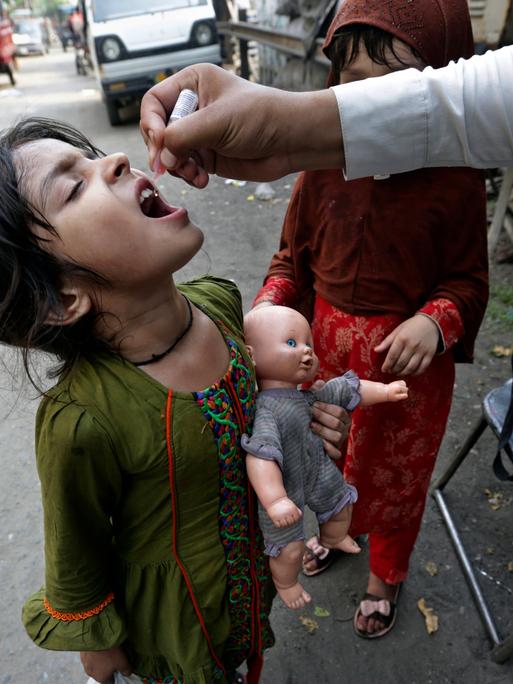 Polio-Impfung eines Mädchens in Lahore, Pakistan