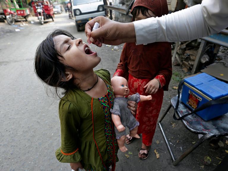 Polio-Impfung eines Mädchens in Lahore, Pakistan