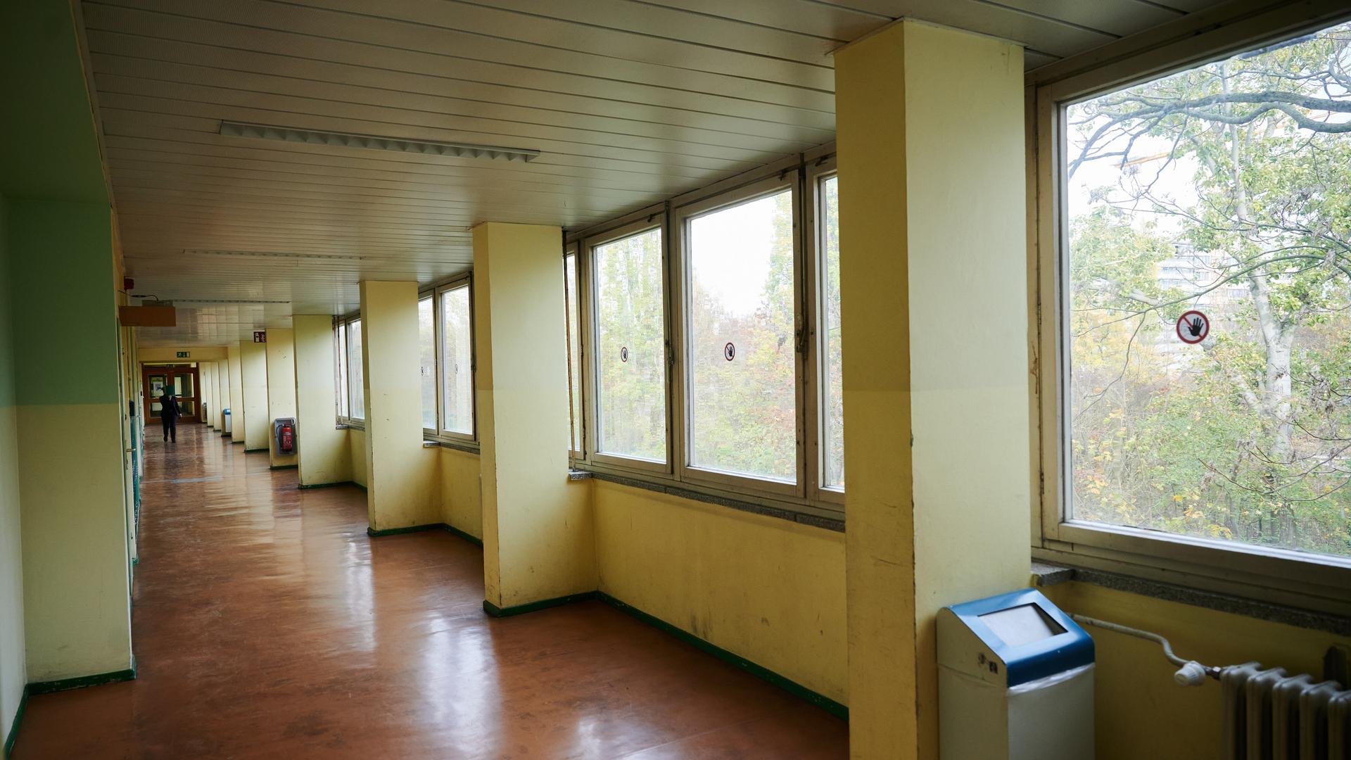 An den Fenstern des Gymnasiums am Europasportpark (GESP) kleben Aufkleber, die anzeigen, dass diese Fenster nicht geöffnet werden dürfen. An den Fenstern des Gymnasiums am Europasportpark (GESP) kleben Aufkleber, die anzeigen, dass diese Fenster nicht geöffnet werden dürfen.