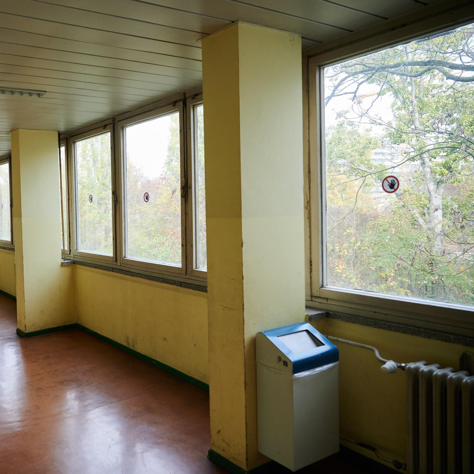 An den Fenstern des Gymnasiums am Europasportpark (GESP) kleben Aufkleber, die anzeigen, dass diese Fenster nicht geöffnet werden dürfen. 