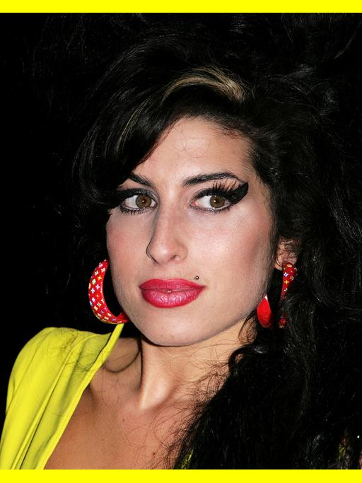 Porträt von Amy Winehouse auf gelbem Hintergrund.