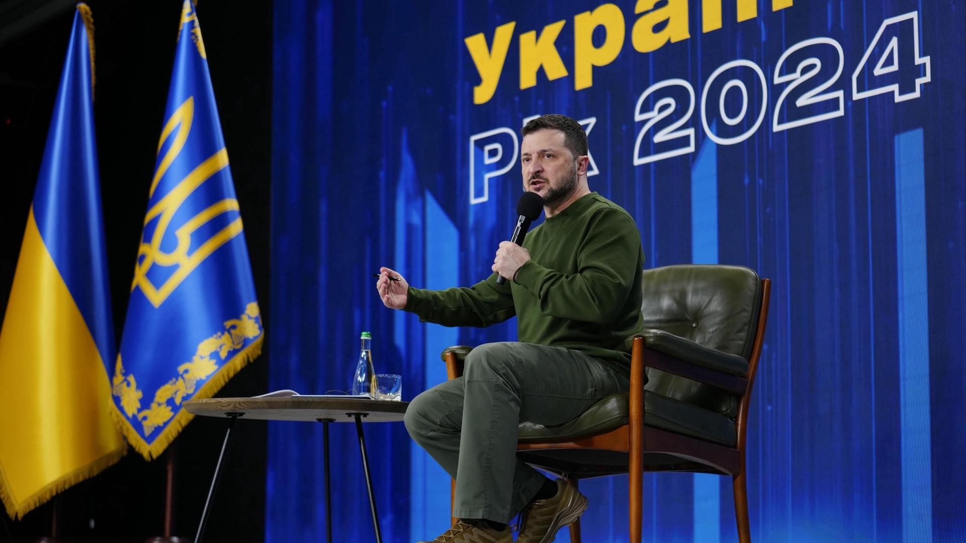 Der ukrainische Präsident Selenskyj spricht auf einer Pressekonferenz in Kiew am 25. Februar 2024. 