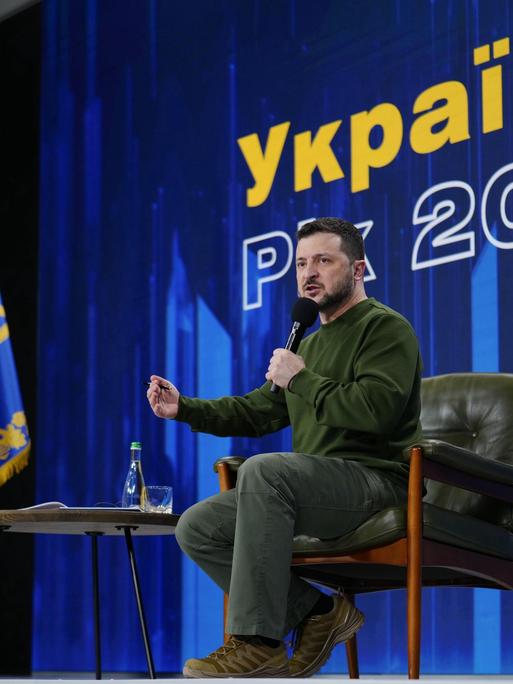 Der ukrainische Präsident Selenskyj spricht auf einer Pressekonferenz in Kiew am 25. Februar 2024. 