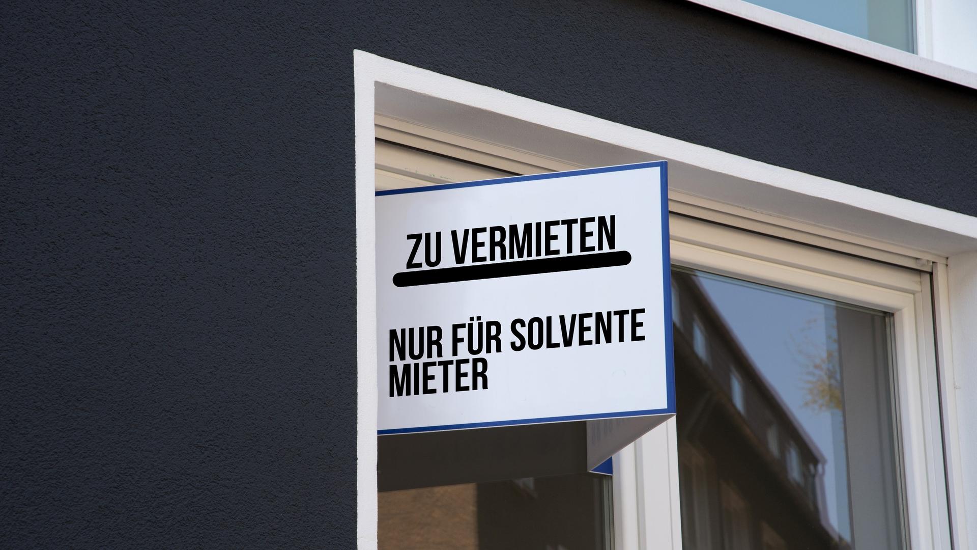 An einer Wohnung hängt ein Schild, dass nur an solvente Personen vermietet werde.